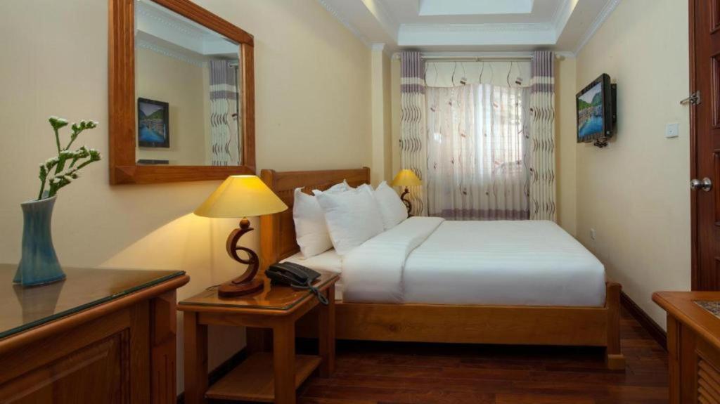 Postel nebo postele na pokoji v ubytování Lucky 3 Hotel & Travel