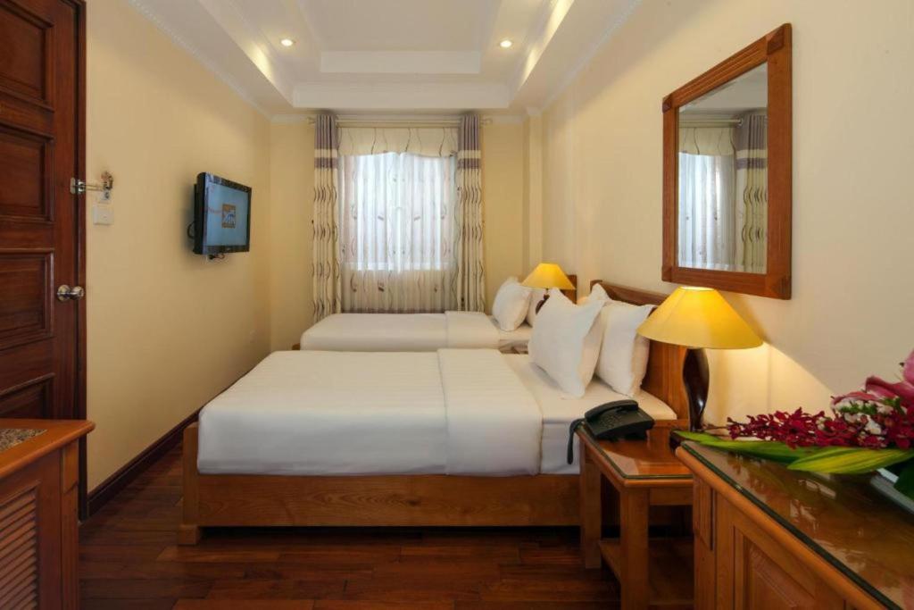 Postel nebo postele na pokoji v ubytování Lucky 3 Hotel & Travel