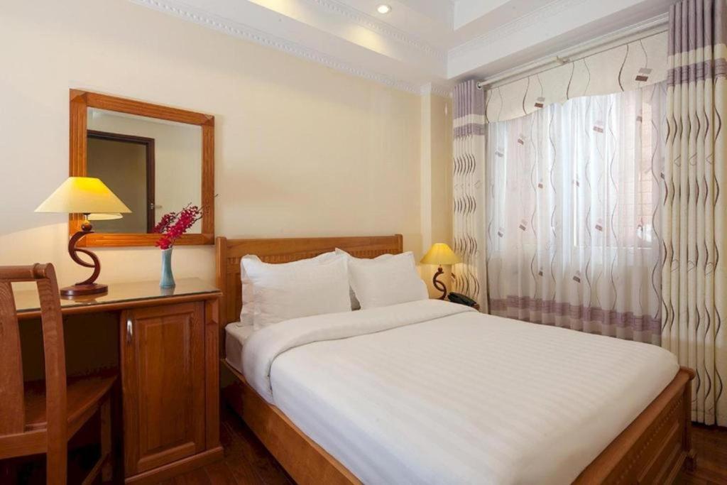 Postel nebo postele na pokoji v ubytování Lucky 3 Hotel & Travel