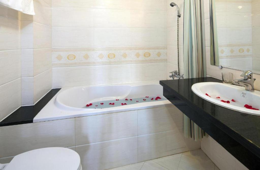 Koupelna v ubytování Lucky 3 Hotel & Travel
