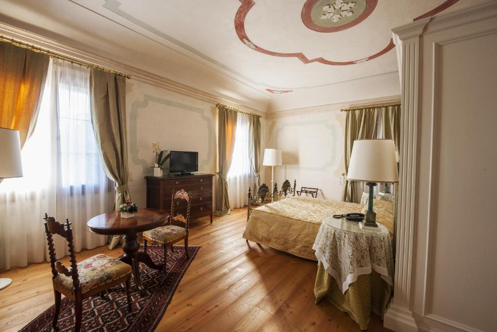 A bed or beds in a room at Hotel Villa Cornér Della Regina