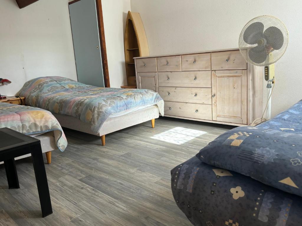 Posteľ alebo postele v izbe v ubytovaní Maisonnette hameau des pins