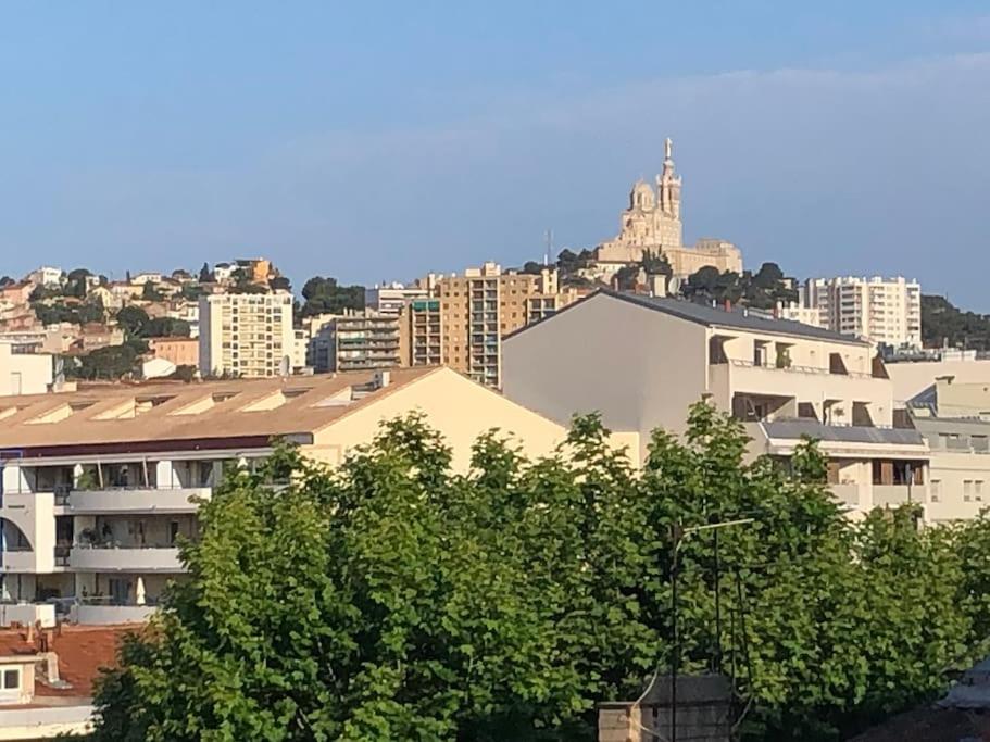 une vue d'une ville avec des bâtiments et des arbres dans l'établissement Soho So Chic Apartment with terraces, à Marseille