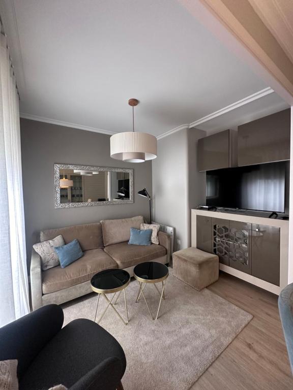 een woonkamer met een bank en een tafel bij CASA NIEVES Centro Moaña in Moaña