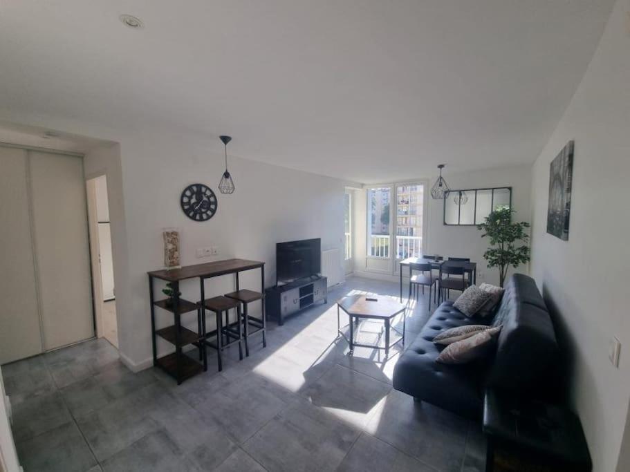 un salon avec un canapé et une table dans l'établissement T3 Anglet centre, à Anglet