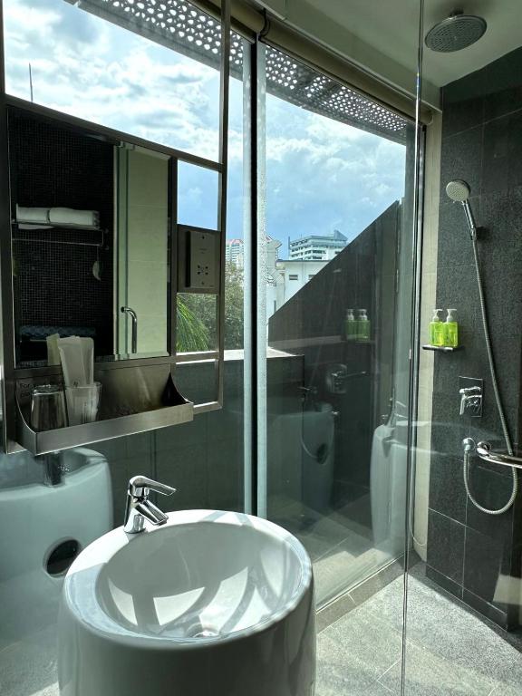 Koupelna v ubytování D'Hotel Singapore managed by The Ascott Limited