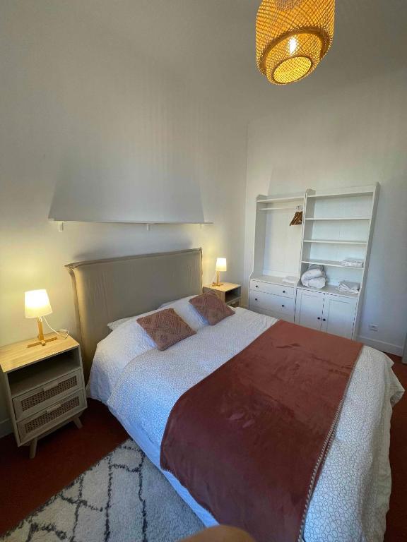 une chambre avec un grand lit et deux tables de nuit dans l'établissement La maison du Dragon, à Draguignan