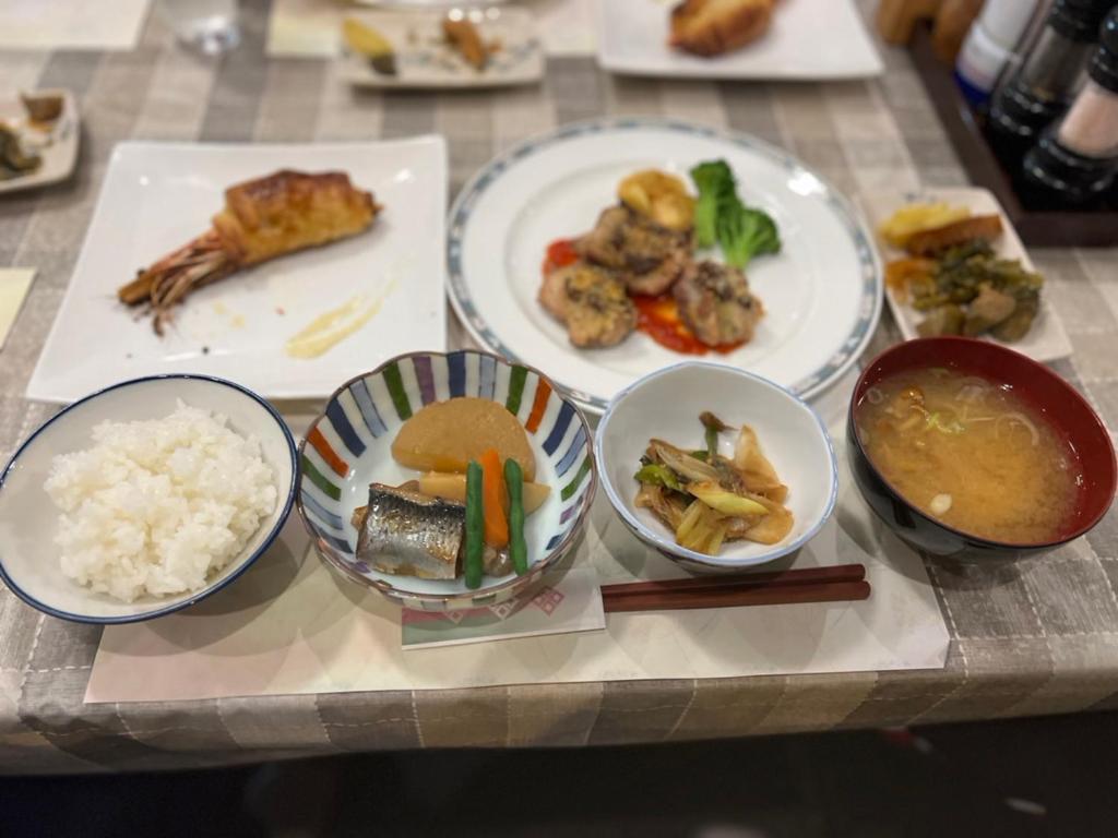 ホテルの敷地内または近くでの食事または食べ物