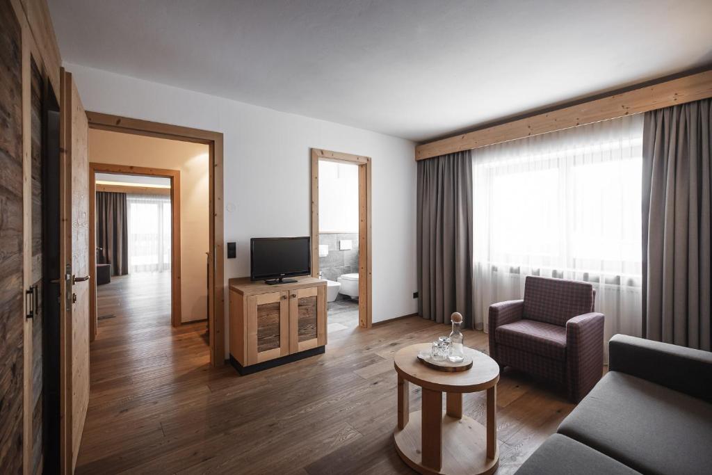 TV a/nebo společenská místnost v ubytování Hotel Alpenblick