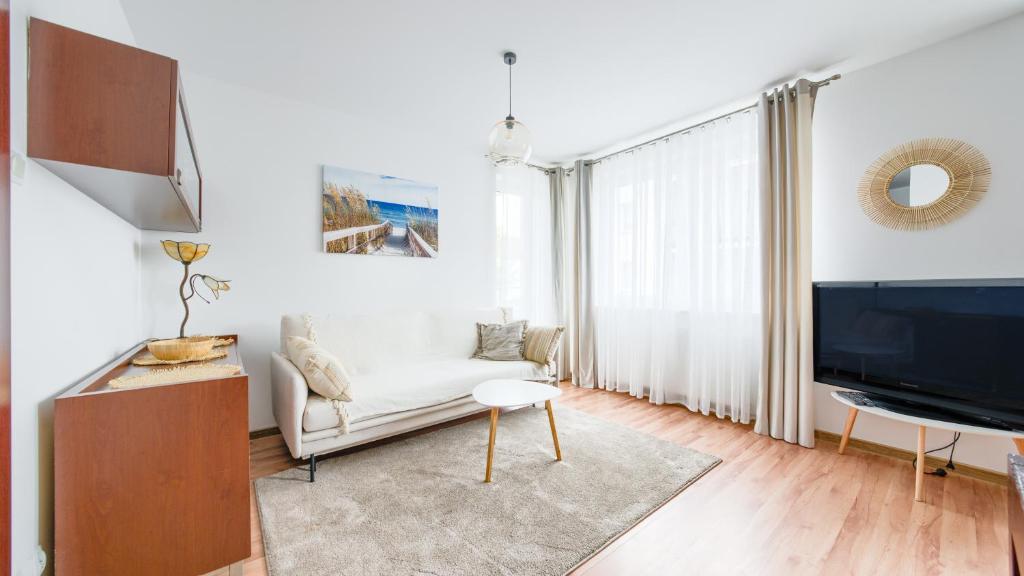 Televízia a/alebo spoločenská miestnosť v ubytovaní Apartamenty Sun & Snow Kołobrzeg Jantar