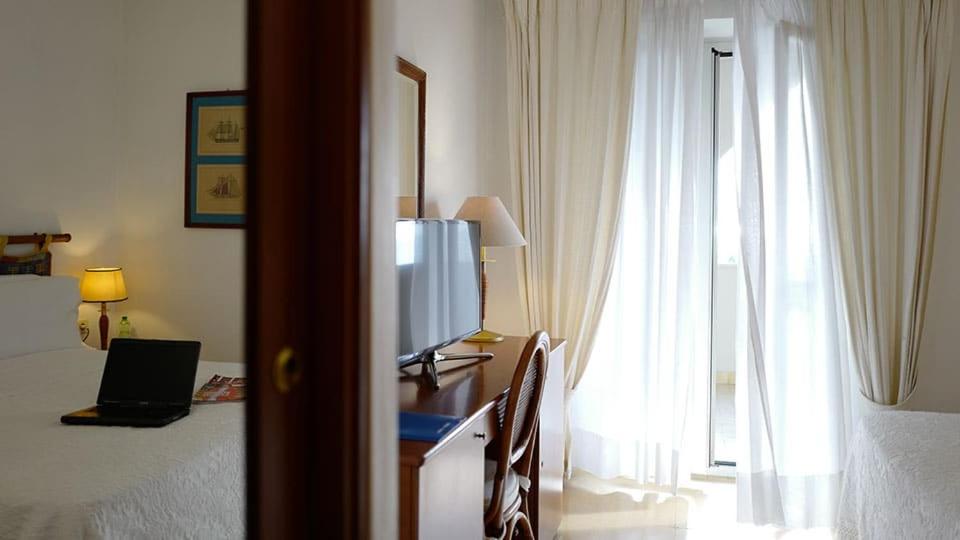 Postel nebo postele na pokoji v ubytování Hotel Lido Garda
