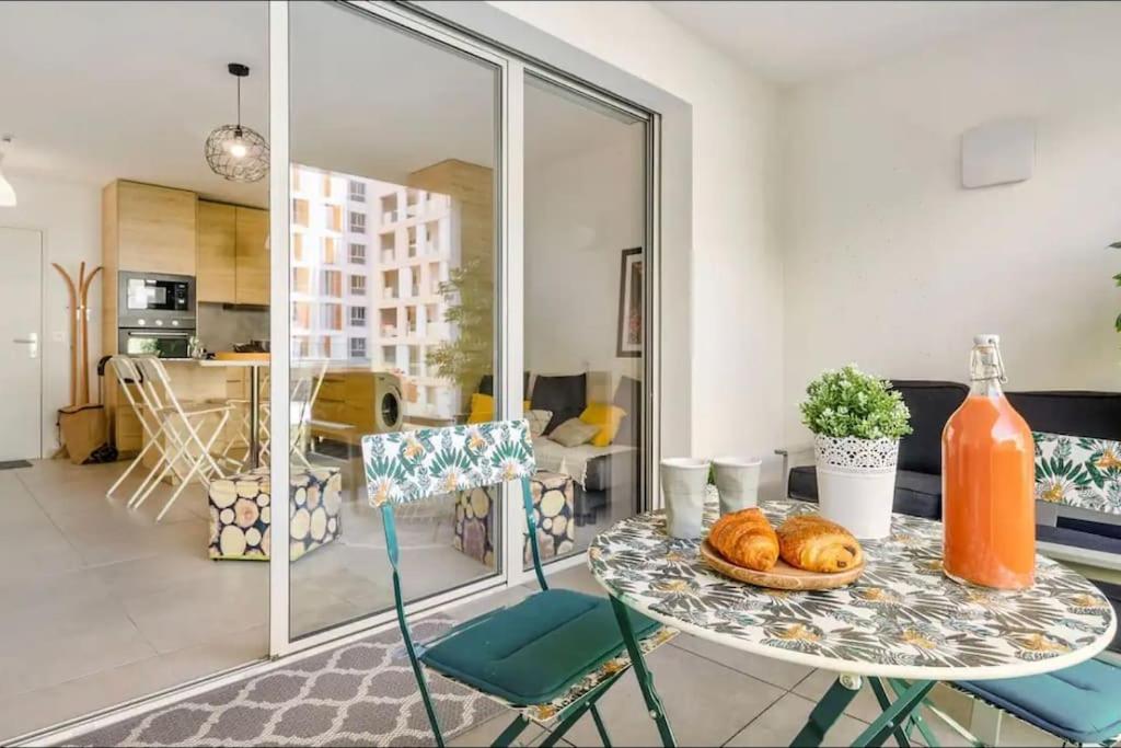 - une table avec une assiette de pain dans le salon dans l'établissement Le Serenity T2, à Aix-en-Provence