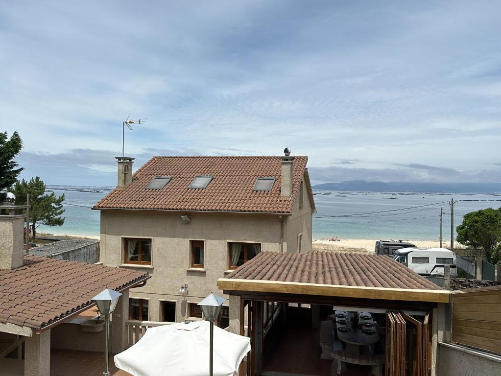 una casa con vista a la playa en Villa as pipas, en O Grove