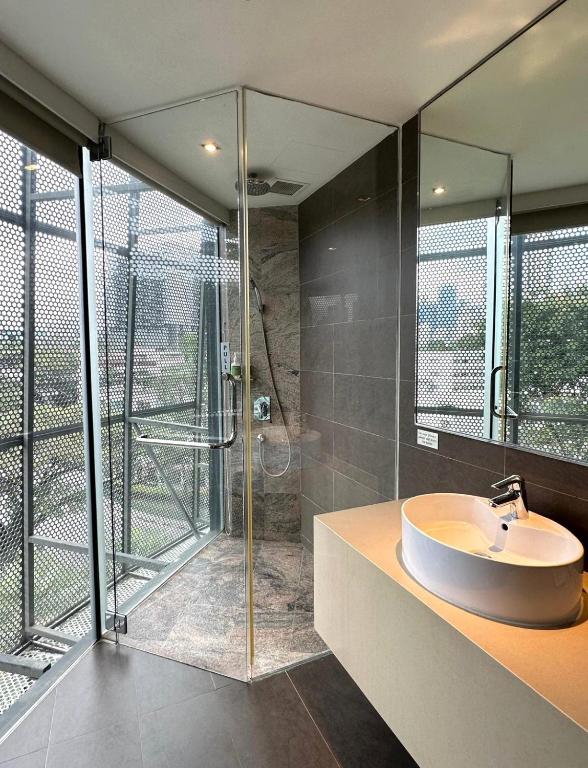 Koupelna v ubytování D'Hotel Singapore managed by The Ascott Limited