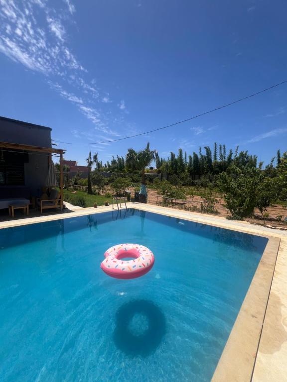 Bazén v ubytování Al Nakheel - Ferme Spacieuse avec Grande Piscine Privée et Espace Vert nebo v jeho okolí