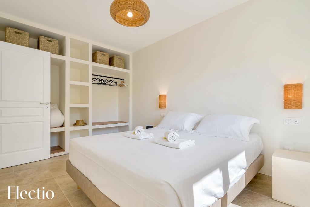 Postel nebo postele na pokoji v ubytování Villa Oliveda - Piscine & Salon Cinéma