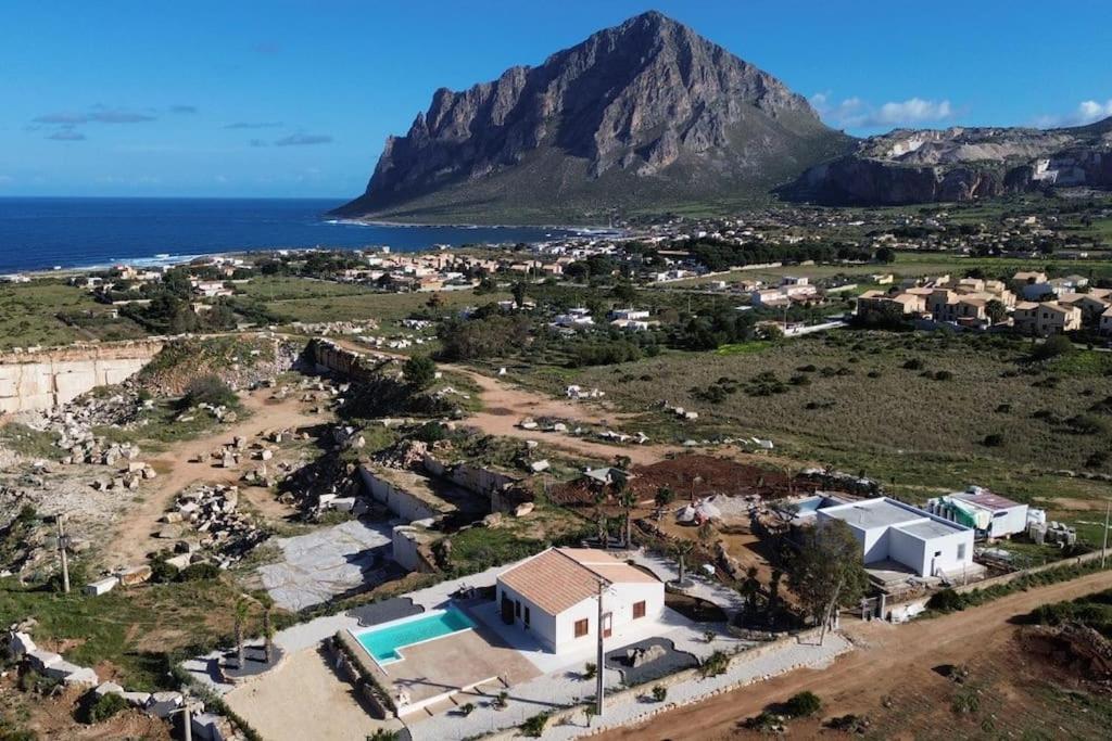 une vue aérienne sur une ville avec une montagne dans l'établissement Villa Beatrice, à Custonaci