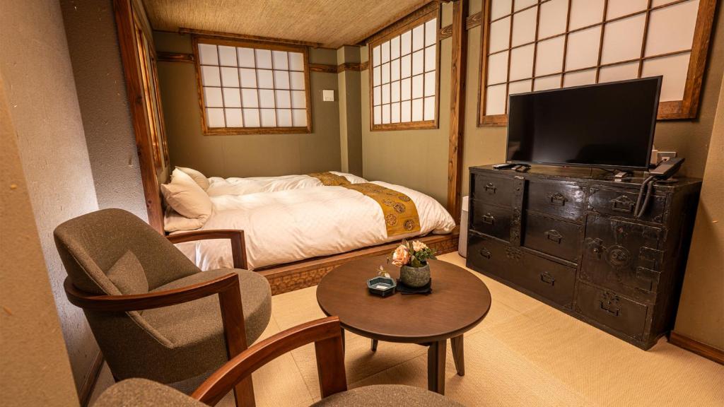 Postel nebo postele na pokoji v ubytování 京都の宿 ぎをんの月