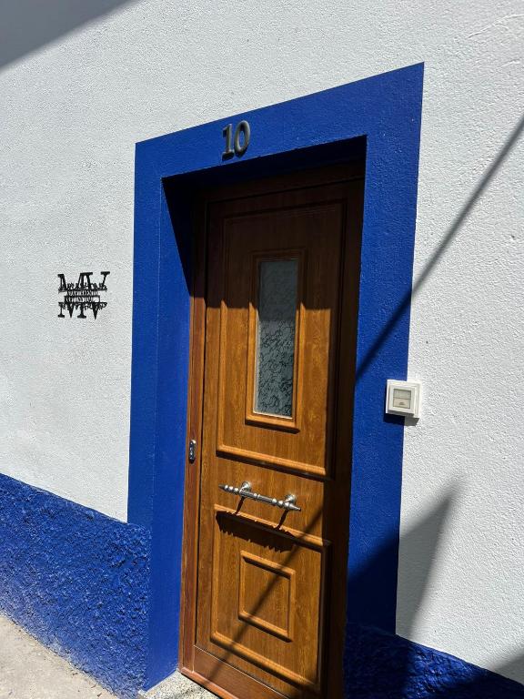 eine Tür mit der Nummer an der Seite eines Gebäudes in der Unterkunft MartinVidal 1 in Luarca