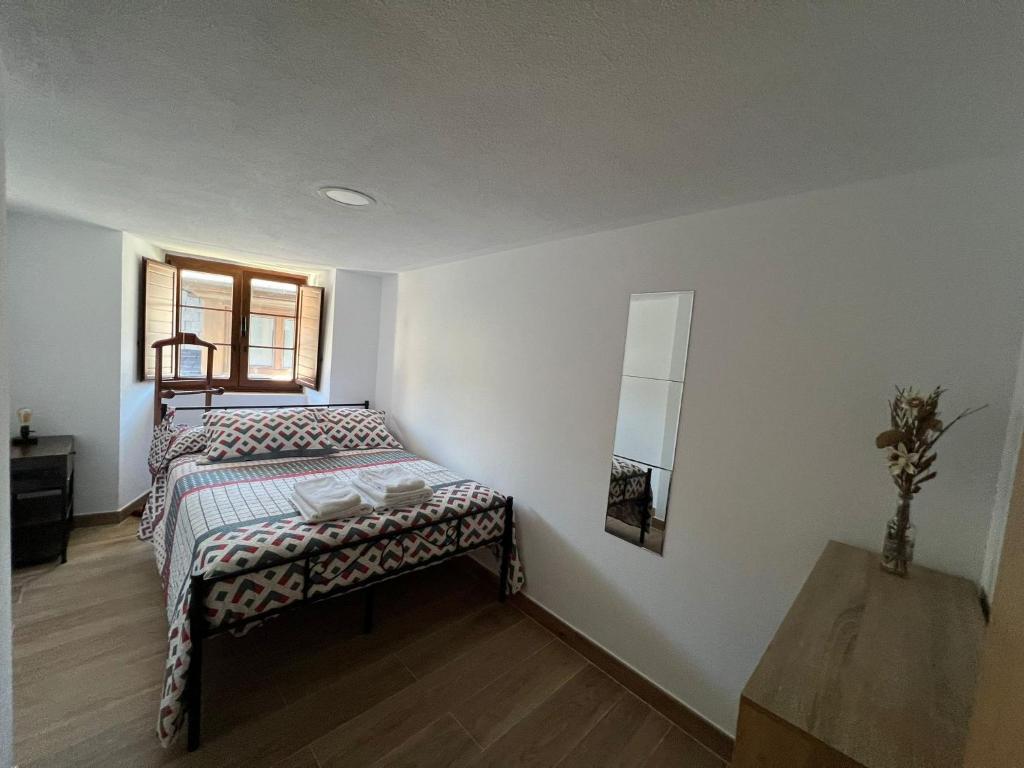 a small bedroom with a bed and a table at MartinVidal 1 in Luarca