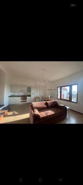 una grande camera da letto con un grande letto e un lampadario a braccio di Casa CAREN a Santa Maria di Castellabate