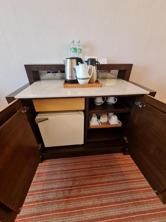 Kuchyň nebo kuchyňský kout v ubytování Dynasty Hotel Miri
