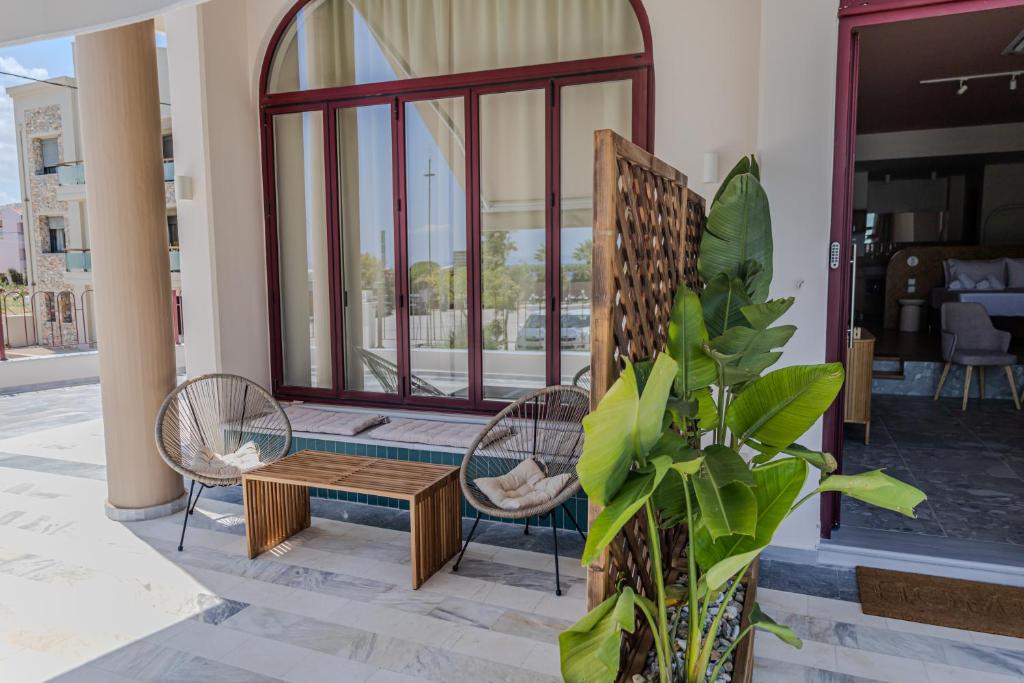 Patio nebo venkovní prostory v ubytování Sunny Nest with a sea view by Salt Apartments
