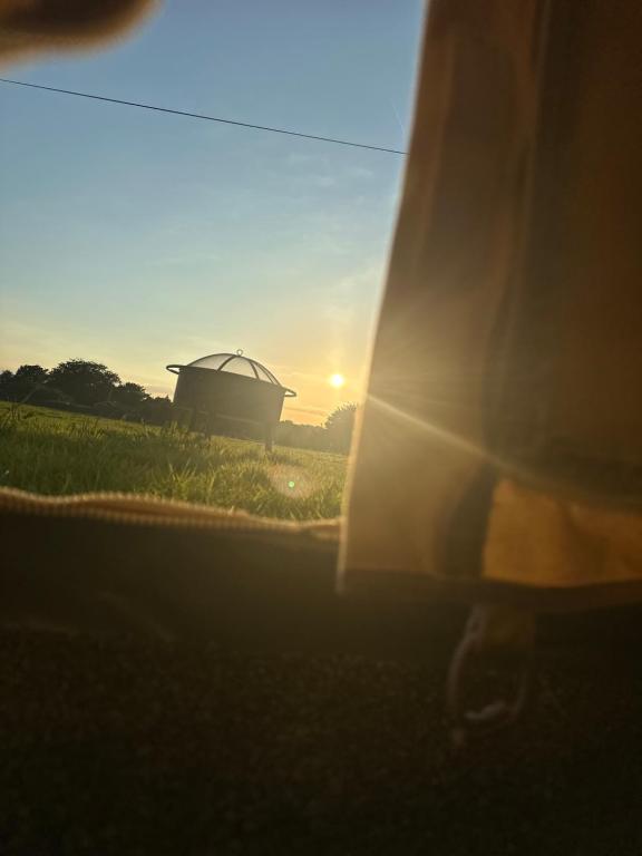 Východ nebo západ slunce při pohledu z luxury tent nebo okolí