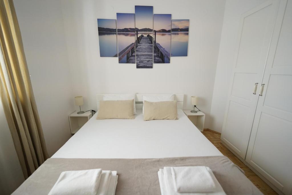 Кровать или кровати в номере Apartments Loncar-near Zrće beach