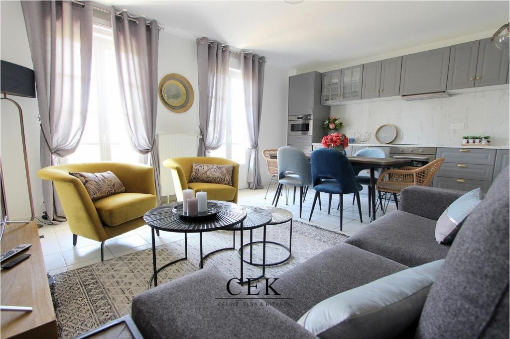 un salon avec un canapé, des chaises et une table dans l'établissement NOVA3 Apartment 8 ppl with garden near Disney, à Serris