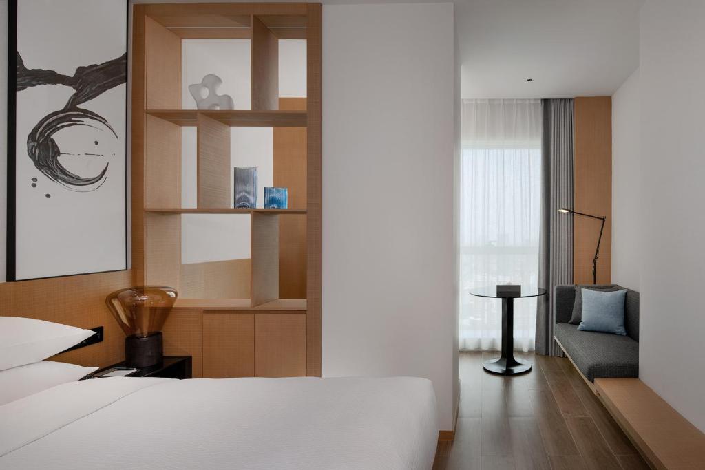Postel nebo postele na pokoji v ubytování Fairfield by Marriott Shenzhen Bao'an
