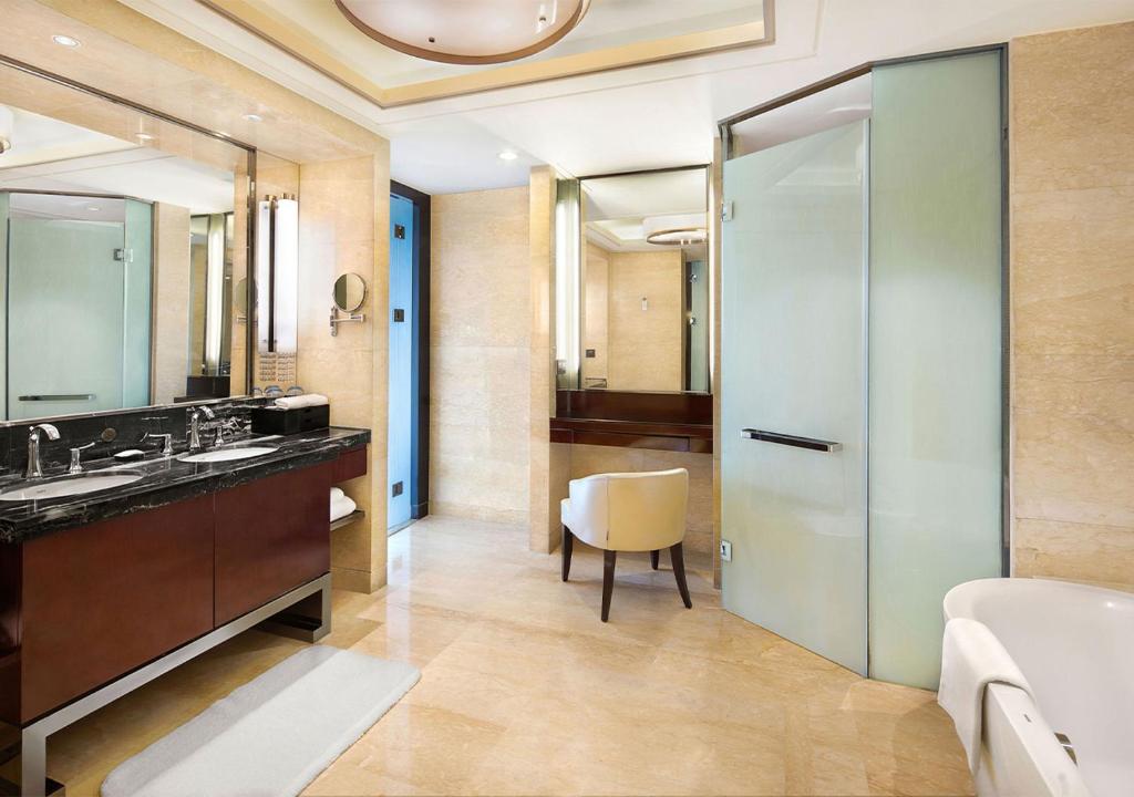 Crowne Plaza Chengdu Panda Garden by IHG - Standard King Room - Disability Access