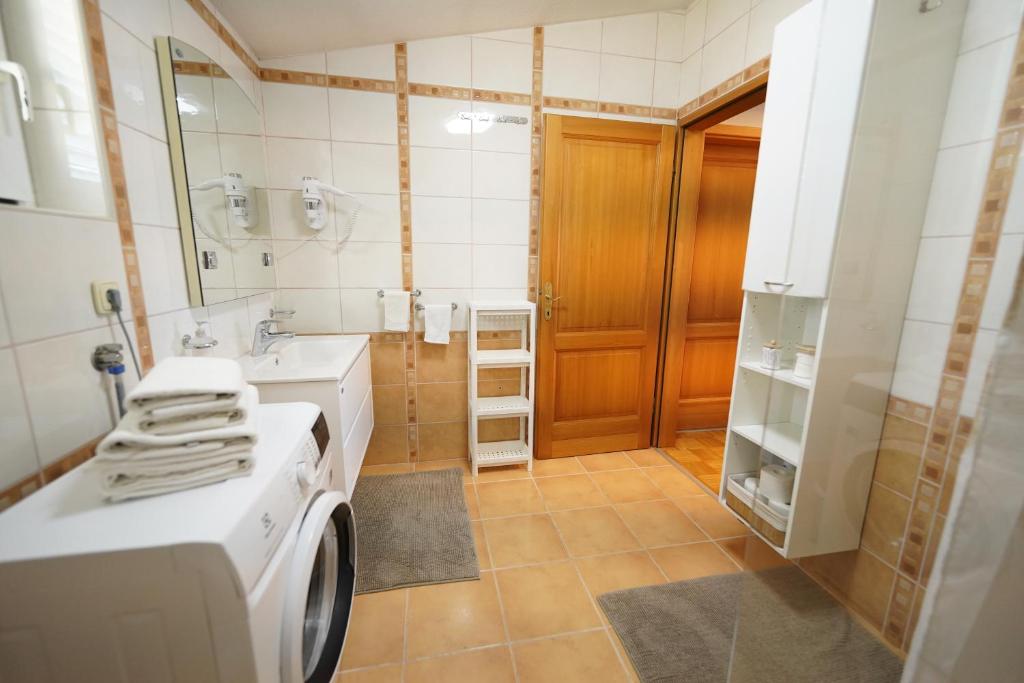 Ванная комната в Apartments Loncar-near Zrće beach