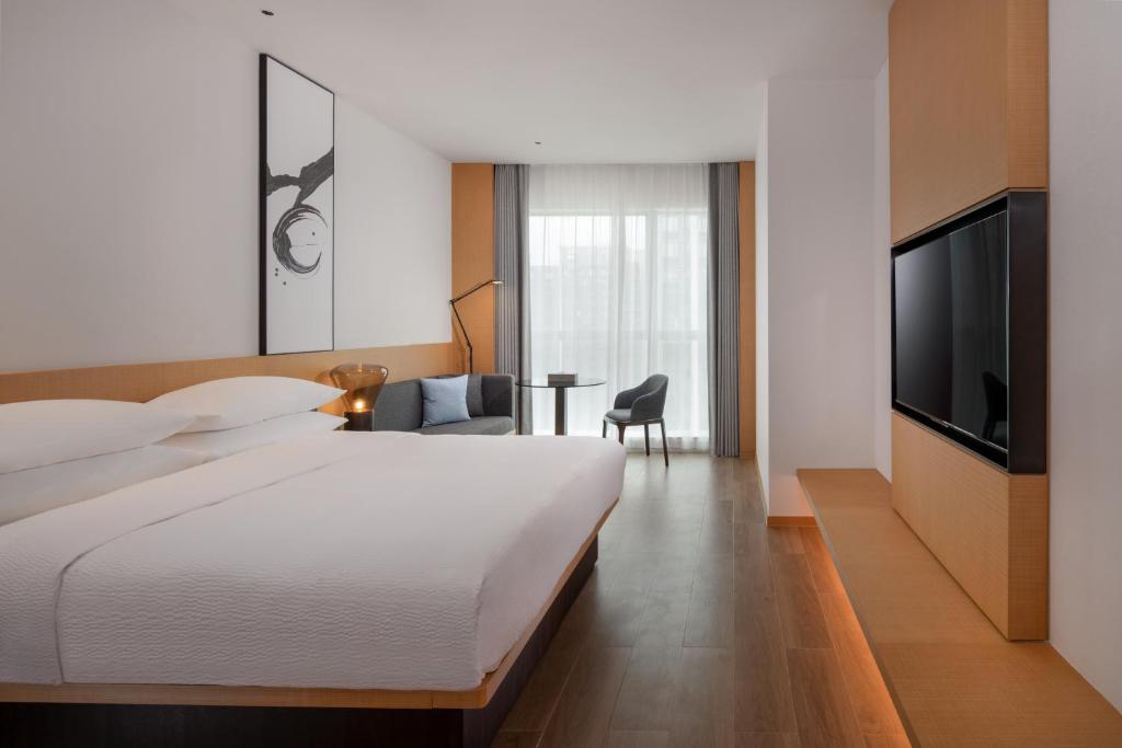 TV a/nebo společenská místnost v ubytování Fairfield by Marriott Shenzhen Bao'an