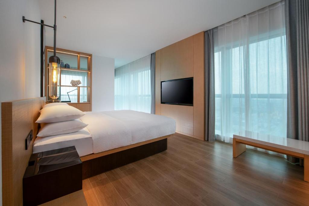 Postel nebo postele na pokoji v ubytování Fairfield by Marriott Shenzhen Bao'an