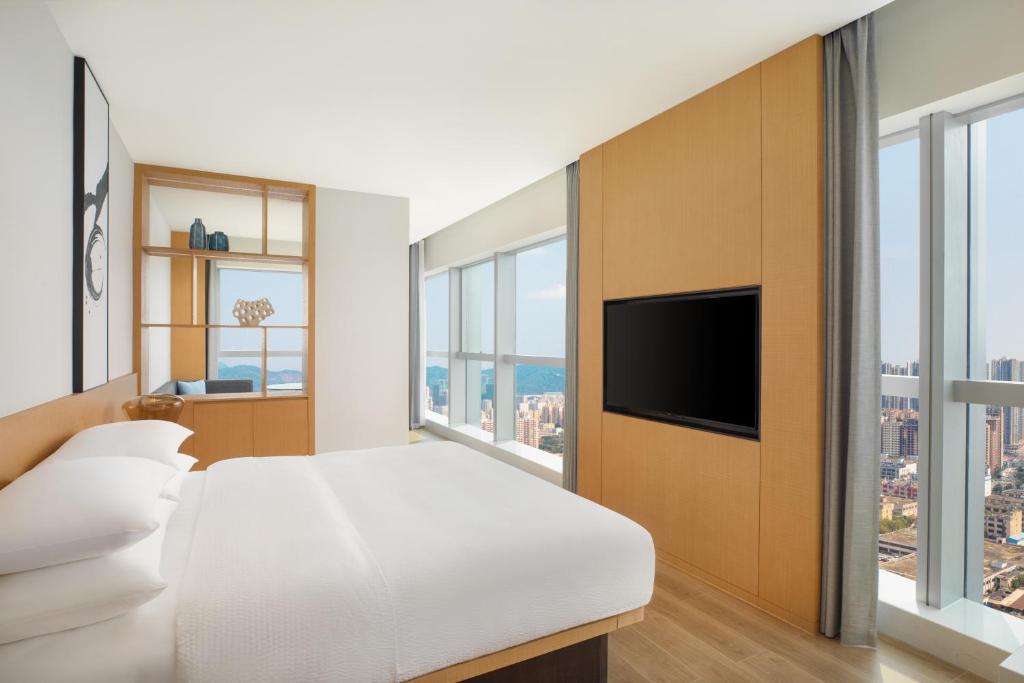 TV a/nebo společenská místnost v ubytování Fairfield by Marriott Shenzhen Bao'an