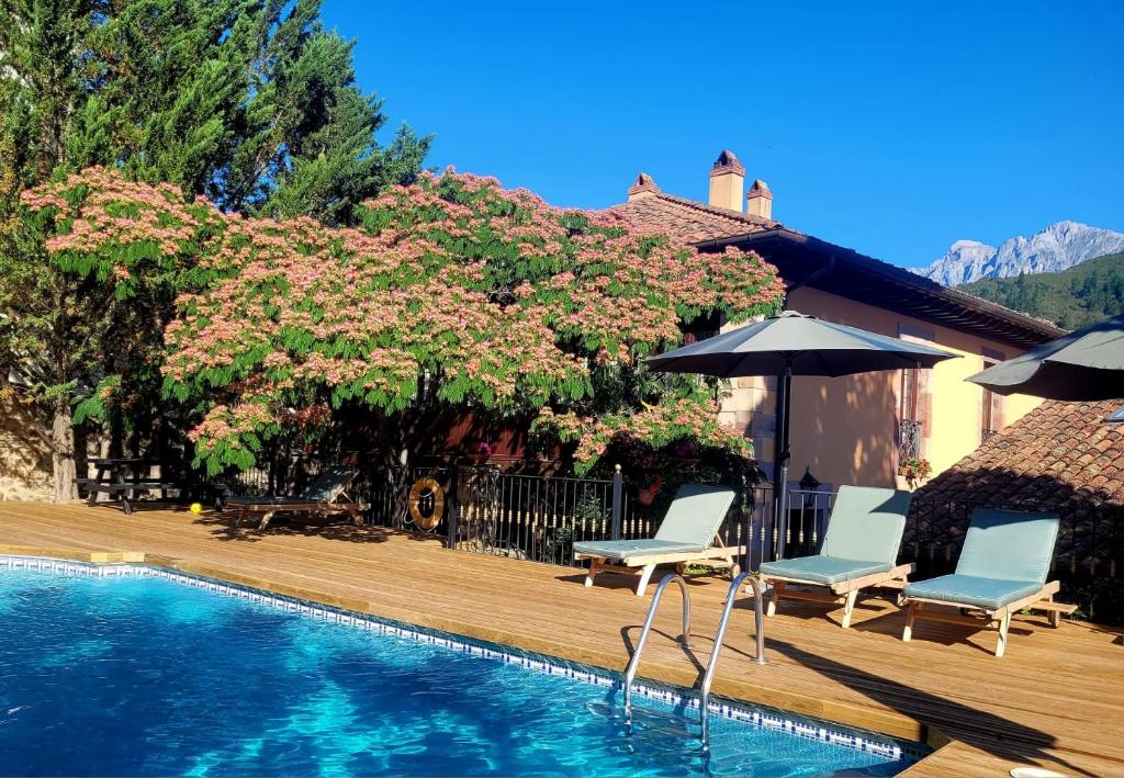 Bazén v ubytování Apartamentos Villa de Potes nebo v jeho okolí