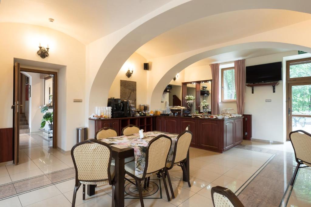 TV a/nebo společenská místnost v ubytování HOTEL I RESTAURACJA BROCHÓW