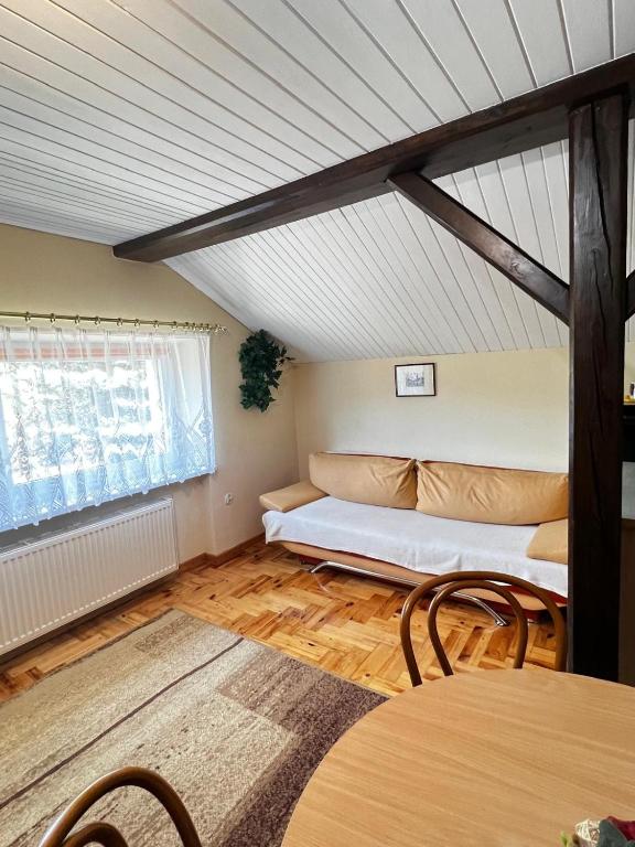 Posteľ alebo postele v izbe v ubytovaní Apartamenty pokoje INA