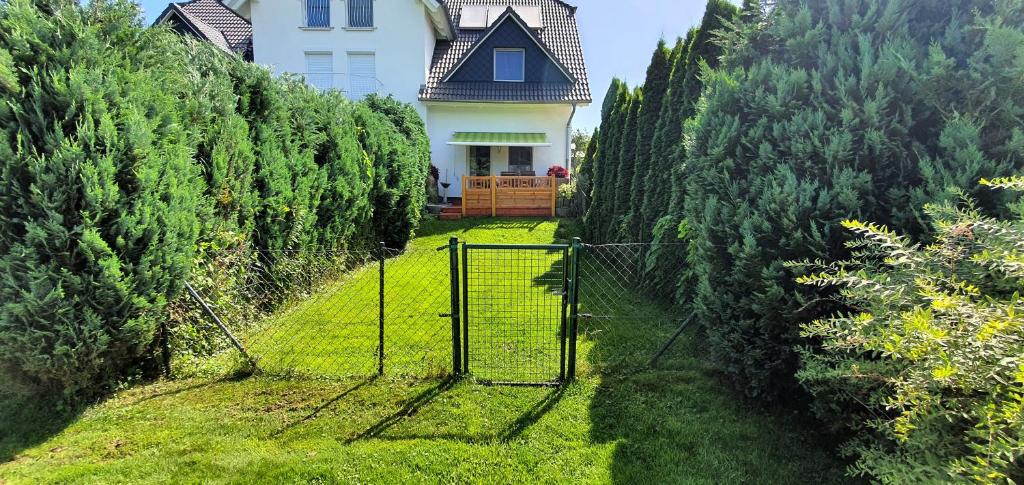 a house with a gate in front of a yard at Fewo Traum in Neppermin