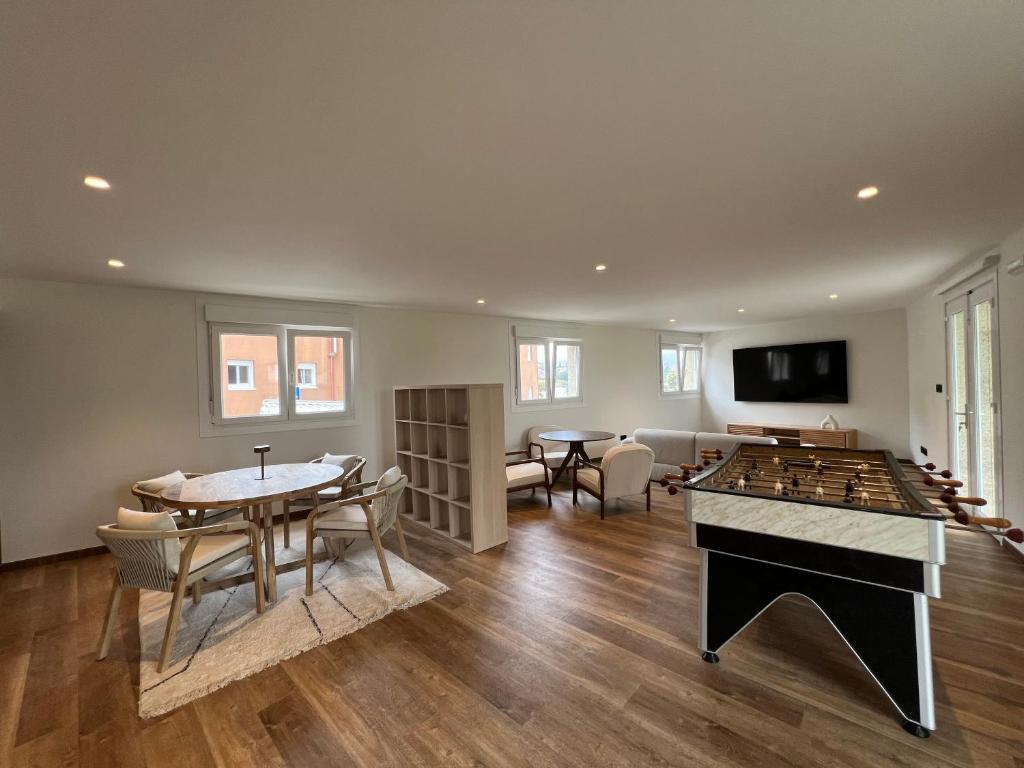 Una televisión o centro de entretenimiento en Porto Cabana by Miramar Stays