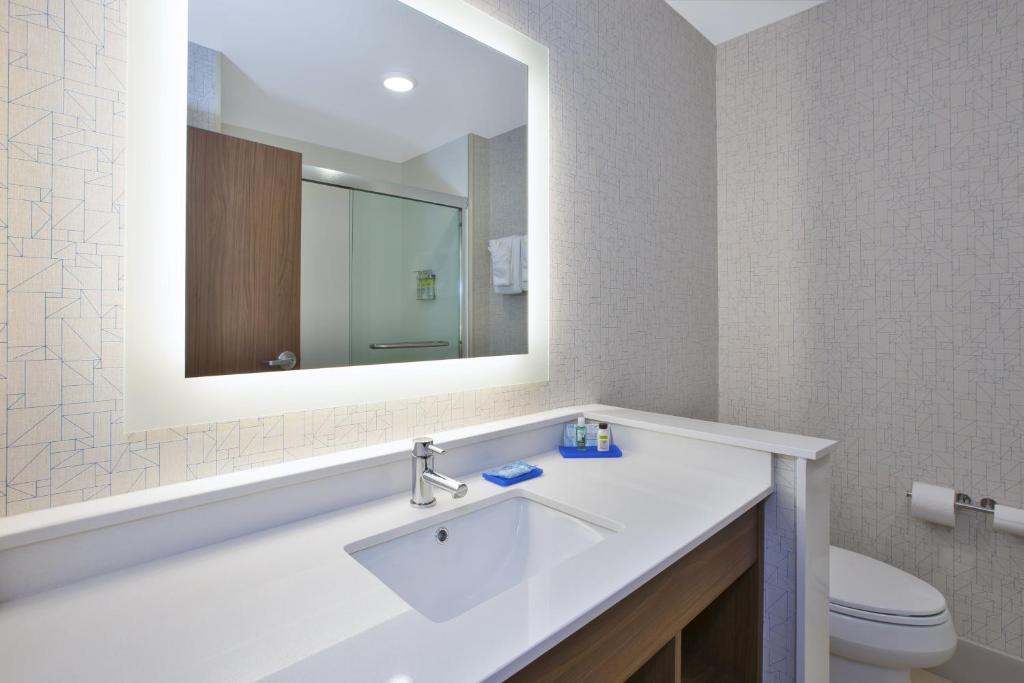 Holiday Inn Express & Suites Grand Rapids Airport North by IHG photo