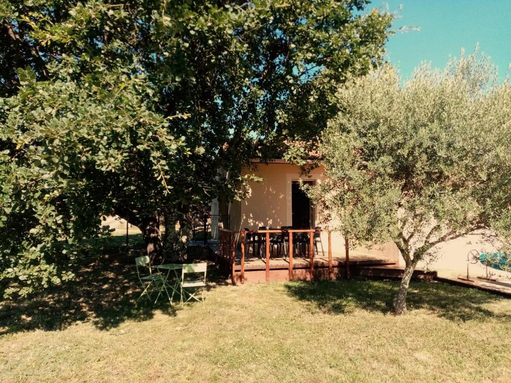 une maison avec deux arbres devant elle dans l'établissement les chênes, à Rosières
