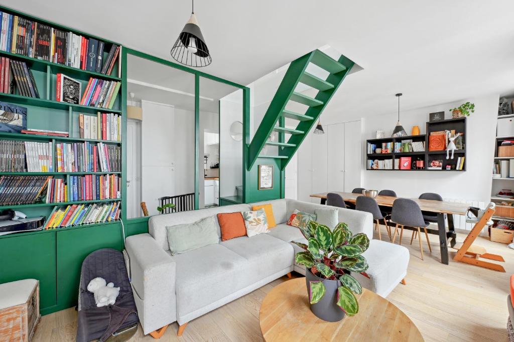 - un salon avec un canapé et des étagères dans l'établissement Veeve - Charismatic Living, à Paris