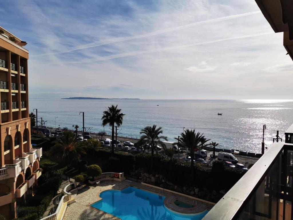 une vue sur l'océan depuis le balcon d'un hôtel dans l'établissement Appartement en bord de mer, à Cannes