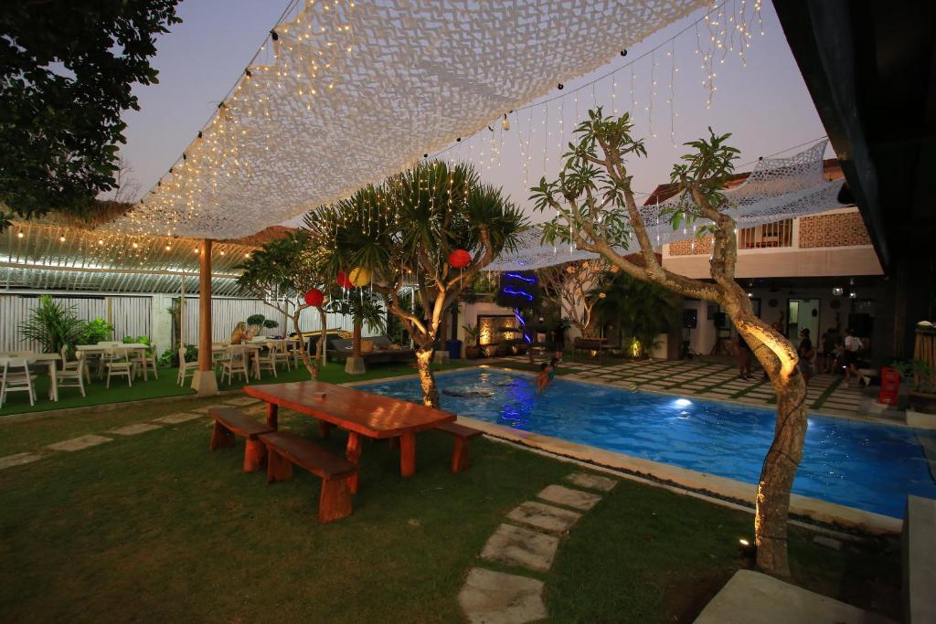 Bazén v ubytování 3 Monkeys Lembongan Studio apartments gym recovery centre nebo v jeho okolí