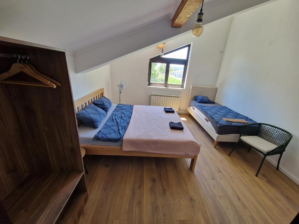 Postel nebo postele na pokoji v ubytování Che Private Rooms Banovci