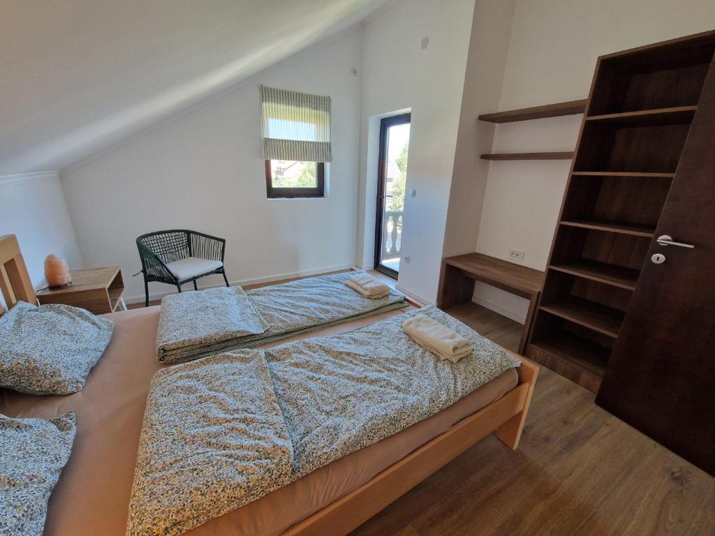 Postel nebo postele na pokoji v ubytování Che Private Rooms Banovci