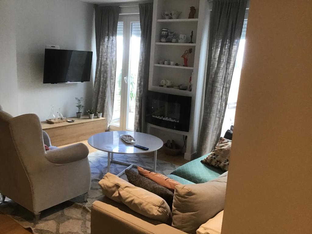 a living room with a couch and a table at Mi lugar de vacaciones in Miño