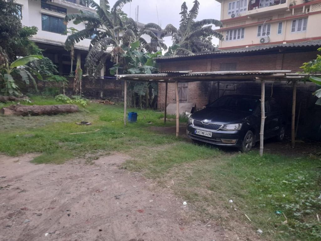 グワーハーティーにあるSerenity Homestay only for families and Femalesの建物の隣のガレージ下に駐車
